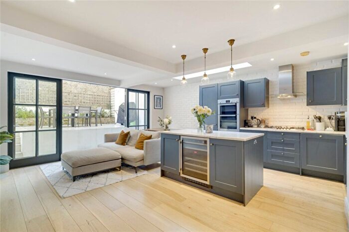2 Bedroom Apartment For Sale In Ilminster Gardens, SW11