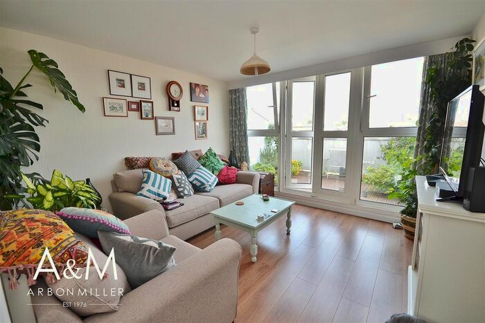 2 Bedroom Flat To Rent In Limes Avenue, Chigwell, IG7