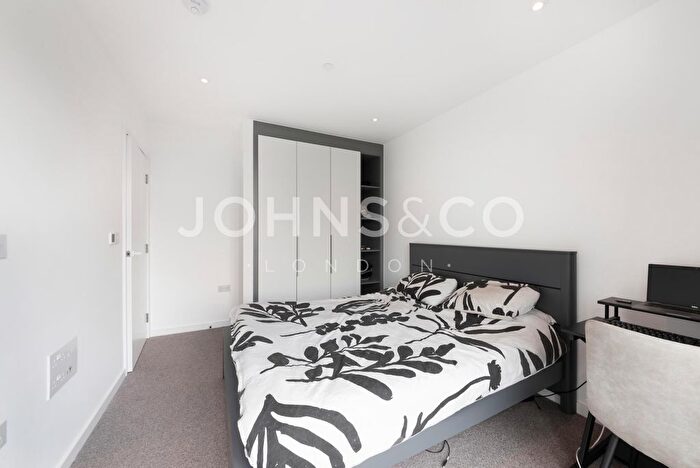 2 Bedroom Flat To Rent In Bouchon Point, The Silk District, E1