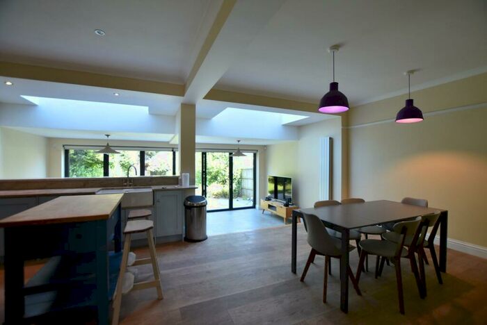 5 Bedroom Semi-Detached House To Rent In Bow Lane, London, N12