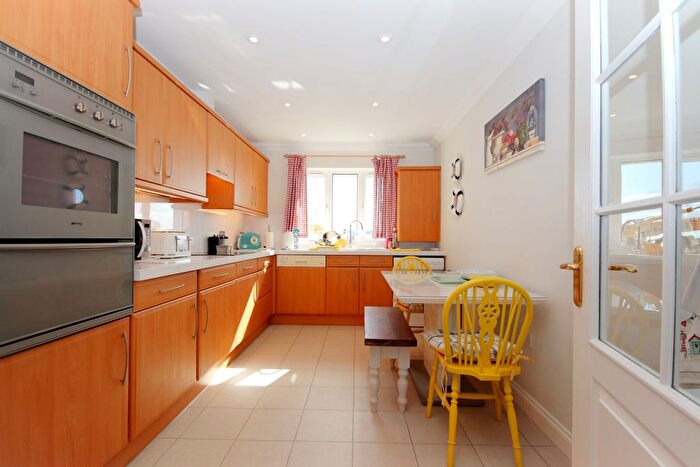 1 Bedroom Flat For Sale In Hurst Road, Milford On Sea, SO41