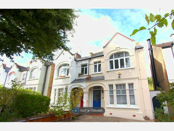 6 Bedroom Semi-Detached House To Rent In Fontenoy Road, London, SW12