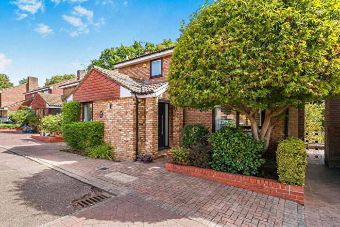 3 Bedroom Detached House For Sale In Linden Glade, Boxmoor, Hemel Hempstead, HP1