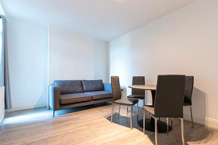 3 Bedroom Apartment To Rent In Ballards Lane, Finchley, N3