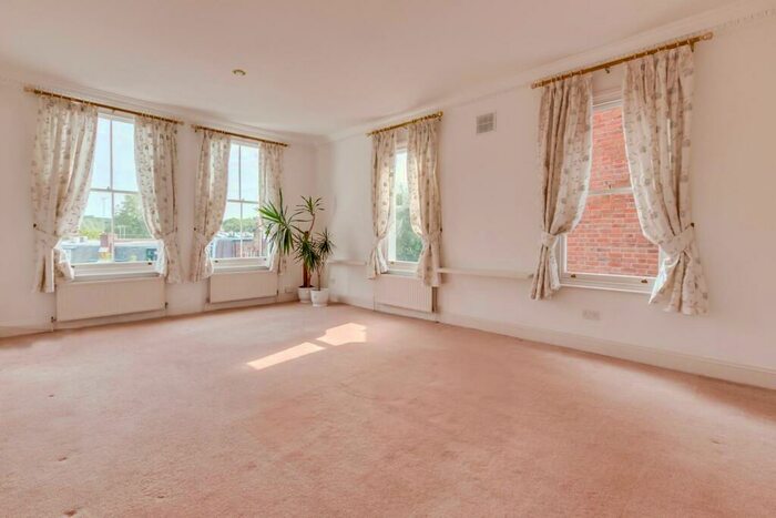 3 Bedroom Flat To Rent In Hampstead Hill Gardens, Hampstead, NW3