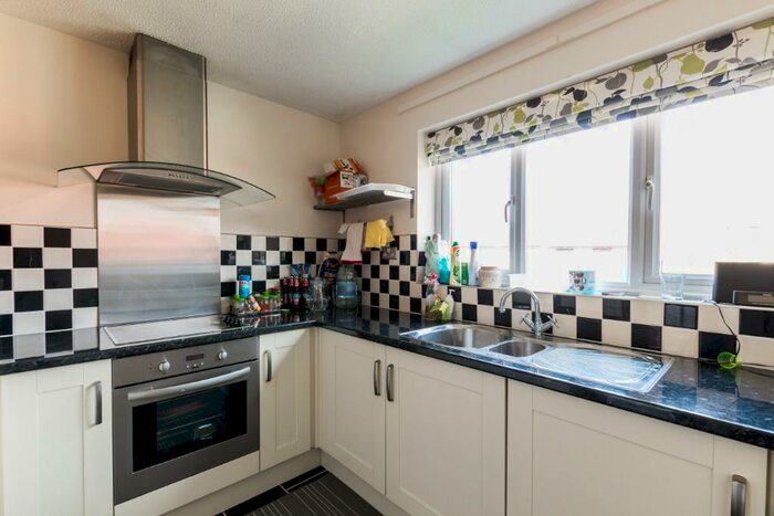 2 Bedroom Flat To Rent In Saffron Close, Newbury, RG14