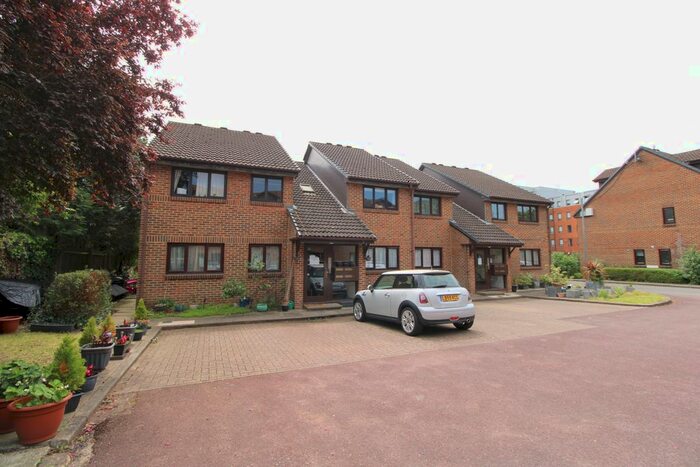 1 Bedroom Flat To Rent In Benwell Court, Sunbury-On-Thames, TW16