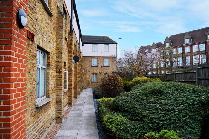 Studio To Rent In Bell Green, London, SE26