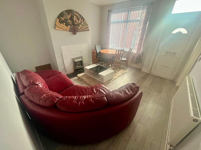2 Bedroom Property To Rent In Raincliffe Terrace, Leeds, LS9