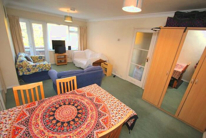 3 Bedroom Flat To Rent In Maple Road, Surbiton, KT6