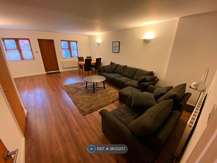 3 Bedroom Flat To Rent In Cable Street, London, E1