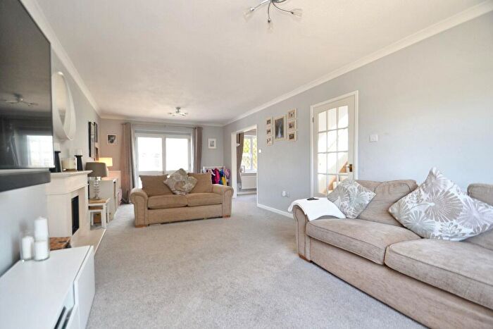 4 Bedroom Detached House For Sale In Broadstone, BH18 - Photo 3