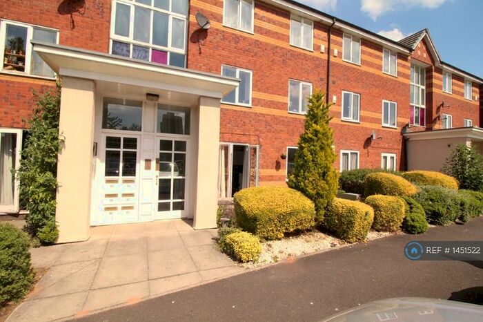 2 Bedroom Flat To Rent In Velour Close, Salford, M3
