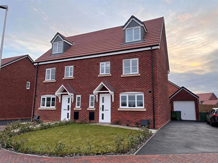 4 Bedroom Town House To Rent In Jeacock Place, Wellesbourne, CV35