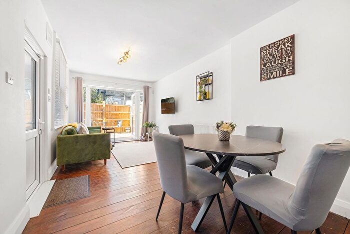 2 Bedroom Flat For Sale In Morrish Road, SW2