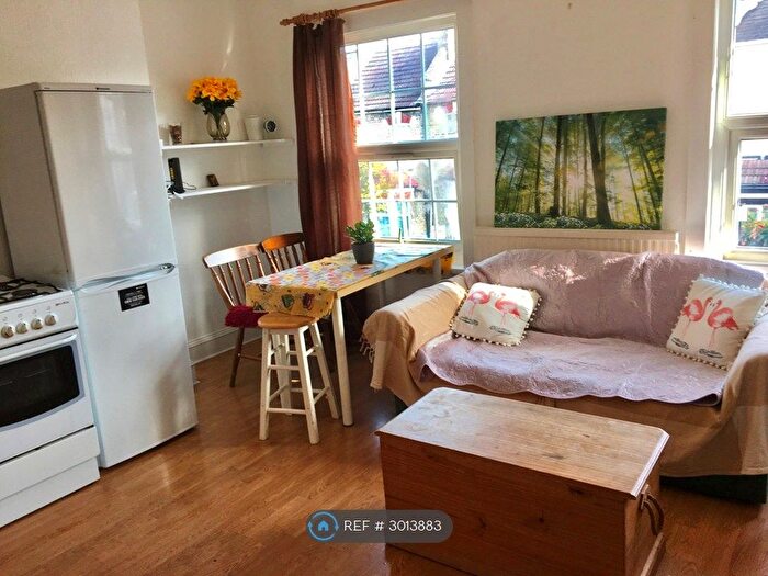 2 Bedroom Flat To Rent In Queens Road, London, N11