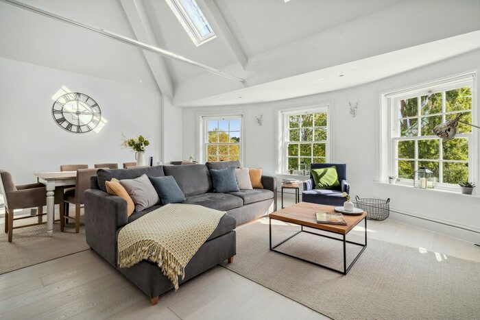 2 Bedroom Flat To Rent In Barrons Chase, Richmond, TW10