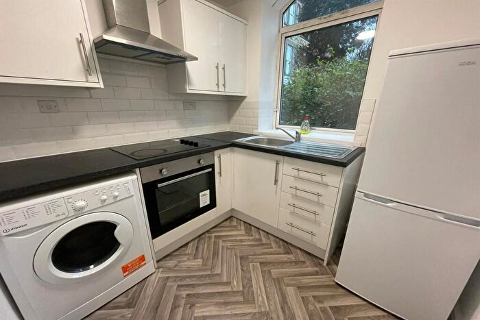 3 Bedroom Flat To Rent In Boscombe Road, London, SW19