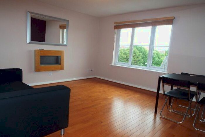 2 Bedroom Flat To Rent In Tullis Gardens, Glasgow, G40