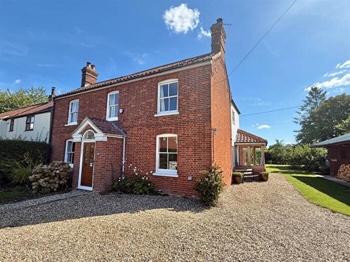 3 Bedroom Semi-Detached House For Sale In The Street, Wramplingham, NR18