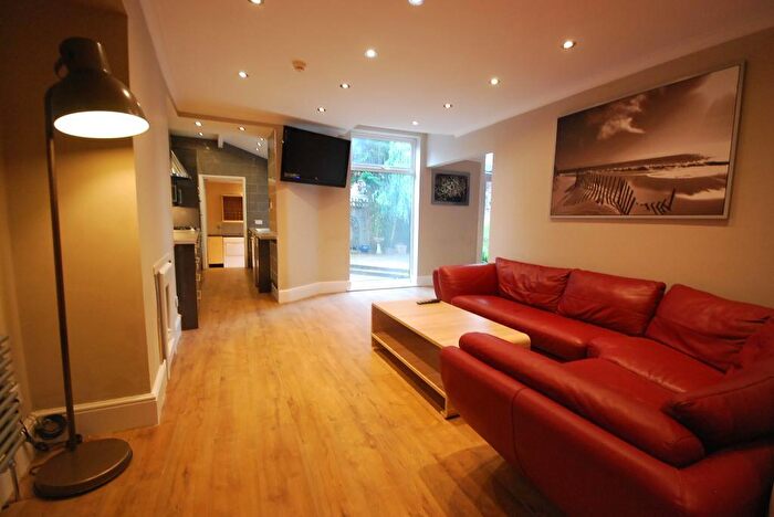 8 Bedroom Semi-Detached House To Rent In Ashlyn Grove, Fallowfield, Manchester, M14