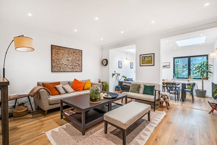 3 Bedroom Detached House For Sale In Hill House Road, Streatham, London, SW16