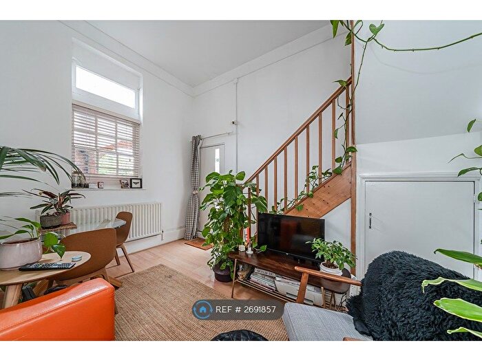 1 Bedroom Flat To Rent In College Green Court, London, SW9