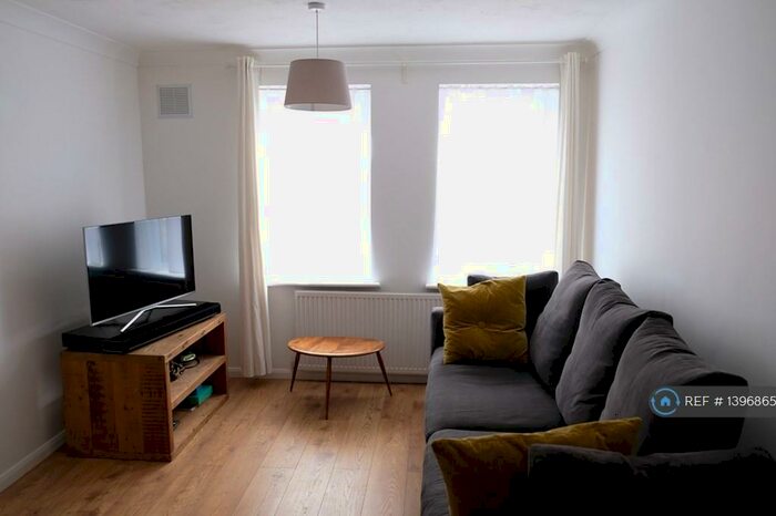 1 Bedroom Flat To Rent In Elmtree Court, London, SE5