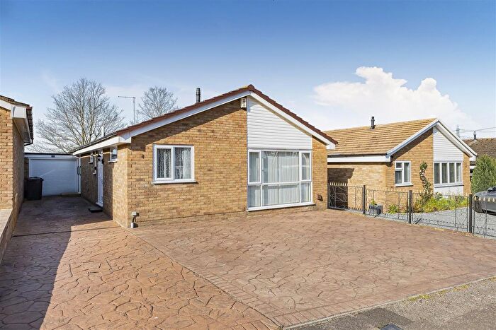 2 Bedroom Detached Bungalow For Sale In Worcester Close, Istead Rise, Gravesend, DA13