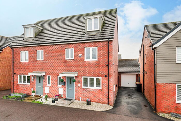 4 Bedroom Semi Detached House For Sale In King Eider Gardens, Leighton Buzzard, LU7