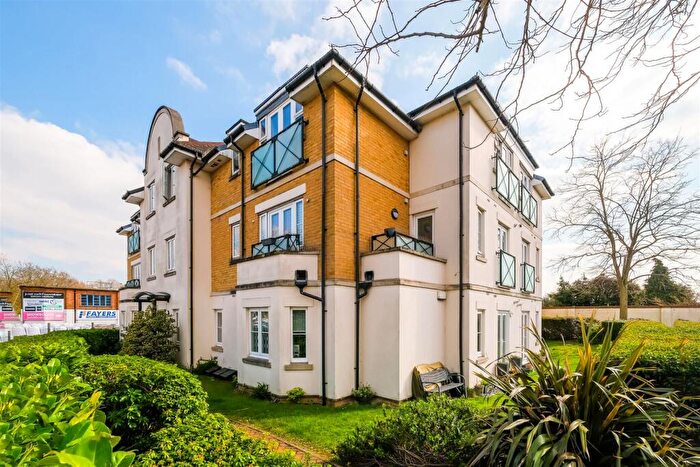 2 Bedroom Flat To Rent In Maple Lodge, Roding Lane, Buckhurst Hill, IG9