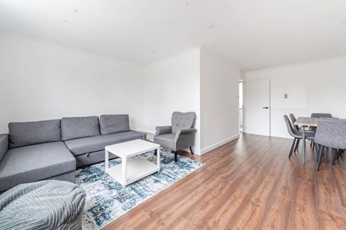 4 Bedroom House To Rent In Kenton Road, Kenton, Harrow, HA3