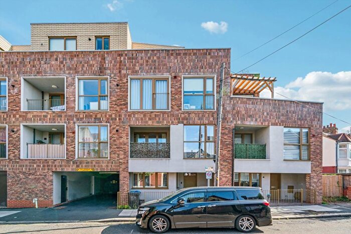 3 Bedroom Maisonette For Sale In Caithness Road, Tooting, CR4
