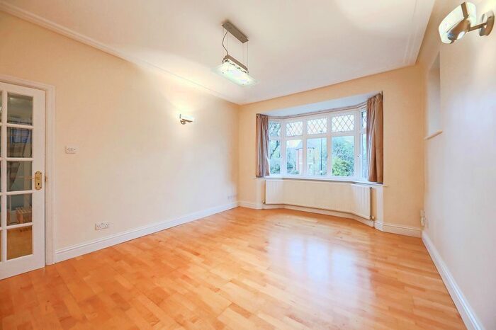 2 Bedroom Flat To Rent In Park Hill, London, W5