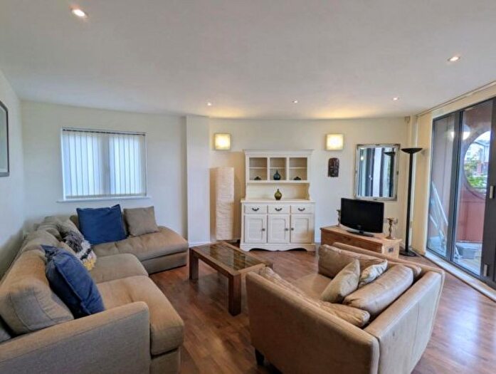 2 Bedroom Flat To Rent In South Quay, Kings Road, Swansea, SA1