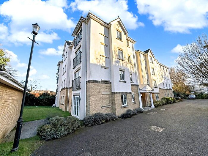 2 Bedroom Flat For Sale In South Woking, GU22
