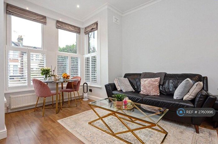 1 Bedroom Flat To Rent In Kensington Gardens, Ilford, IG1