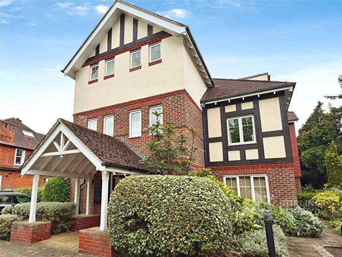 3 Bedroom Flat To Rent In Coley Avenue, Woking, Surrey, GU22