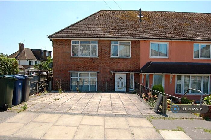 4 Bedroom Semi-Detached House To Rent In Rushden Garden, London, NW7