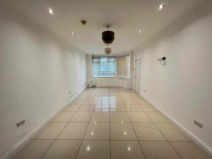 4 Bedroom Semi-Detached House To Rent In Bradford Road, Stanningley, Pudsey, LS28