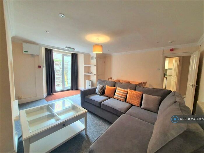 3 Bedroom Flat To Rent In Cotham, Bristol, BS6