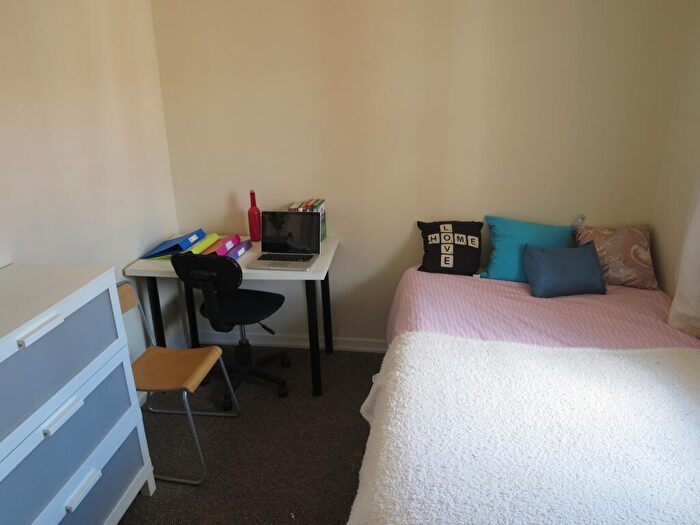 3 Bedroom Flat To Rent In Chestnut Grove, Nottingham, NG2