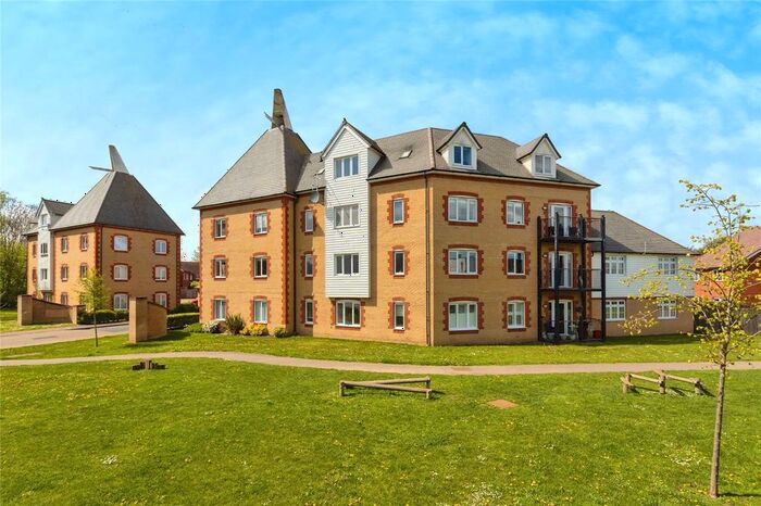 2 Bedroom Flat For Sale In Oakshott Close, Tonbridge, Kent, TN11