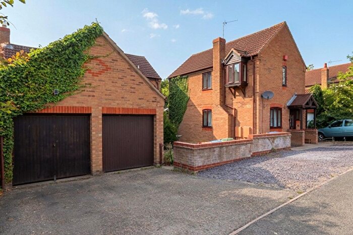 3 Bedroom Detached House For Sale In Linceslade Grove, Loughton, MK5