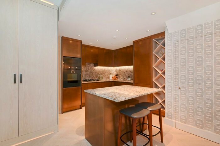 2 Bedroom Mews For Sale In The Knightsbrige Apartments, SW7