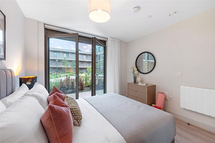 2 Bedroom Flat To Rent In Randalls Way, Leatherhead, Surrey, KT22