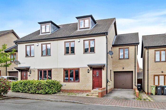 5 Bedroom Semi-Detached House To Rent In Kelling Way, Broughton, Milton Keynes, MK10