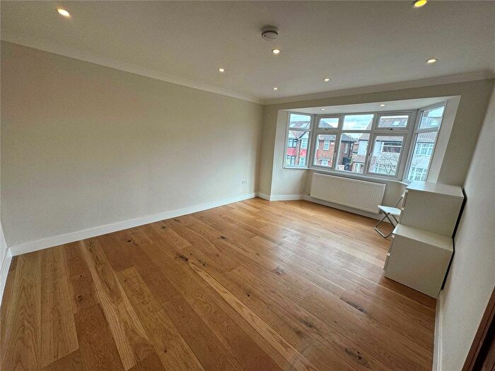 4 Bedroom Flat To Rent In Cotswold Gardens, London, NW2