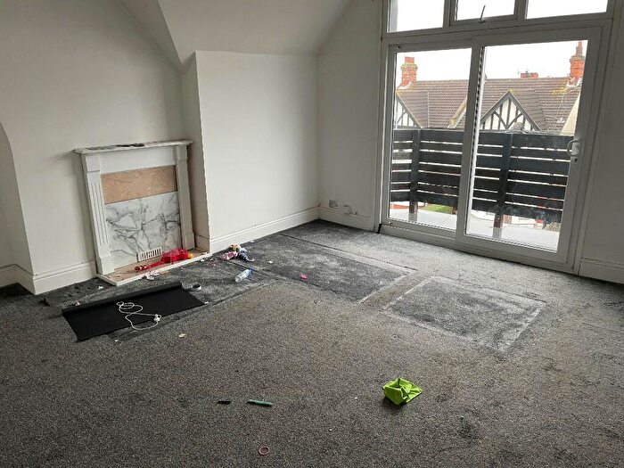 2 Bedroom Flat To Rent In Valkyrie Road, Westcliff-On-Sea, Essex, SS0