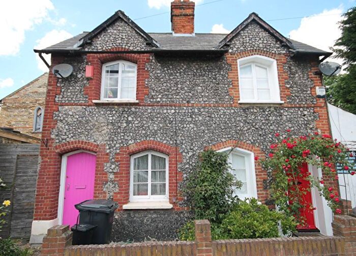 2 Bedroom End Of Terrace House To Rent In Coventry Road, London, SE25